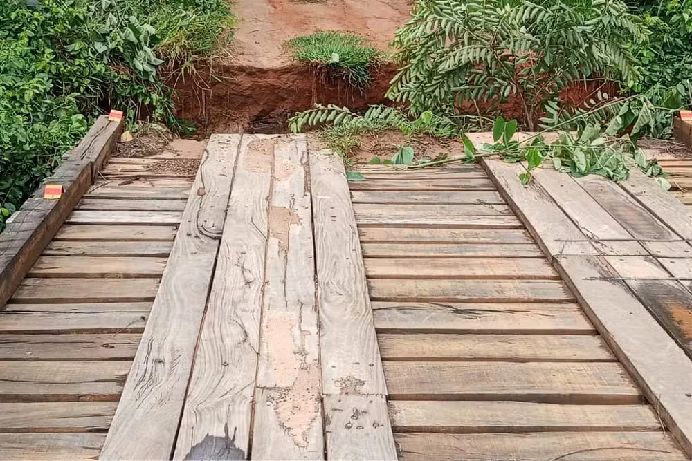 Cabeceira de ponte desabou e deixou famílias de assentamento isolada. 